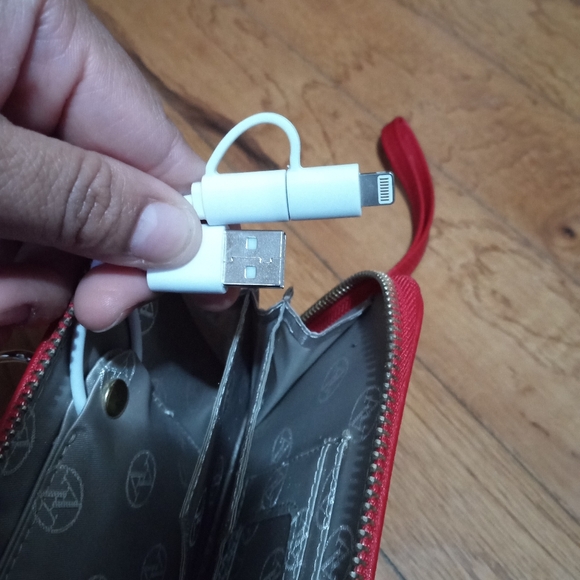 NWOT ADRIENNE VITTADINI CHARGING WALLET/ CLUTCH. - Picture 5 of 11